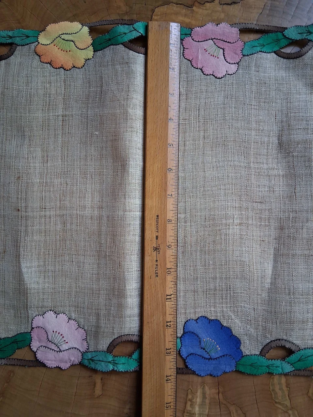 🌸🌼 Floral Appliqué Linen Placemats Set of 4